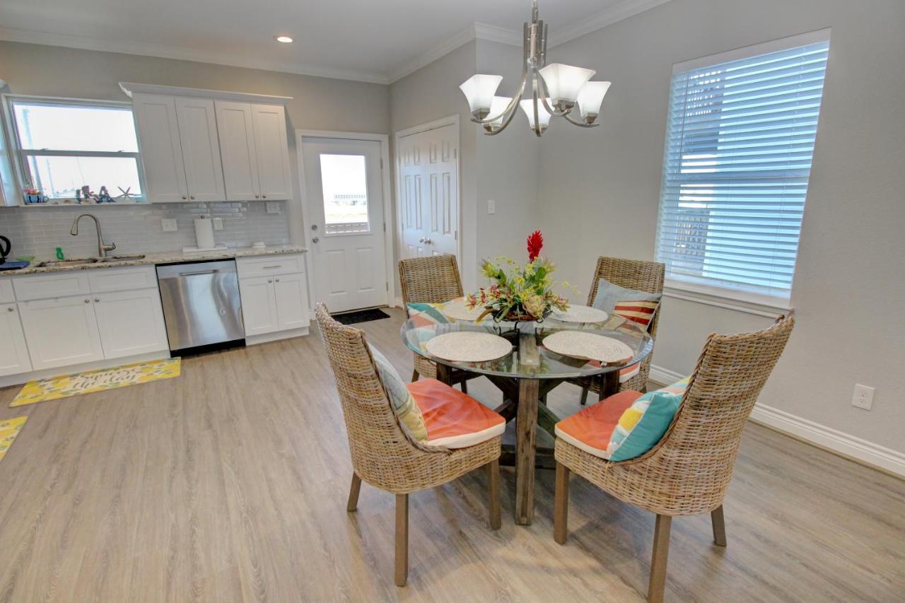 Yellow Beach Haven, Decks, Views, Mere Steps To Sand Galveston Exterior photo