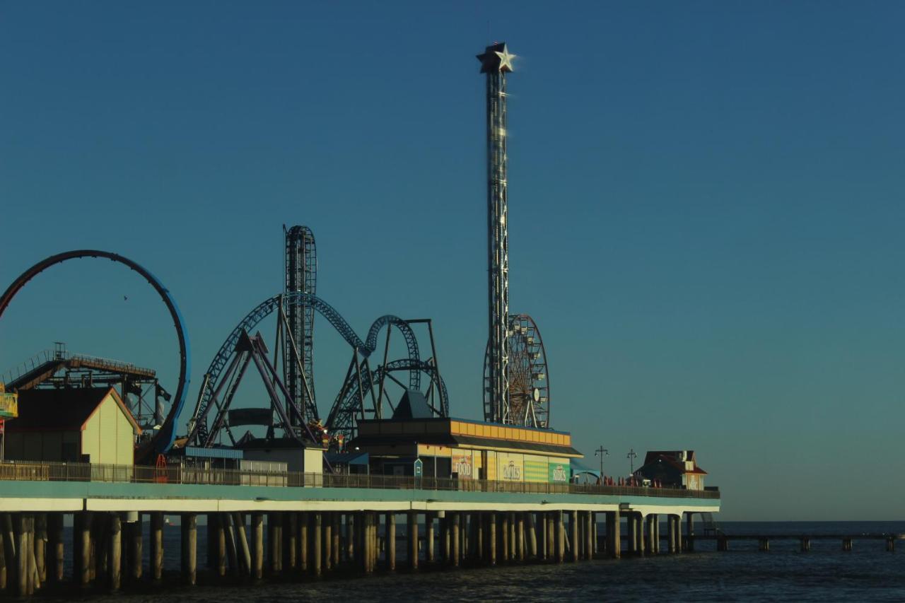 Yellow Beach Haven, Decks, Views, Mere Steps To Sand Galveston Exterior photo